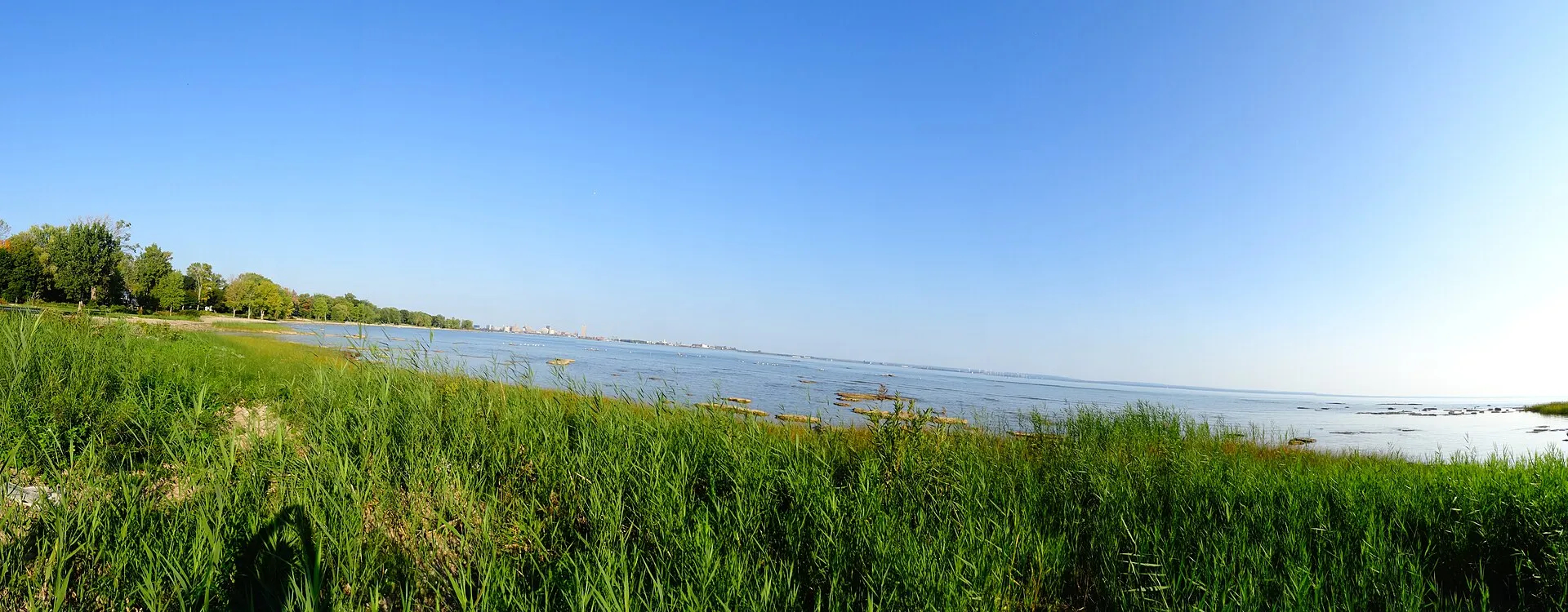 The Niagara River shore at Fort Erie